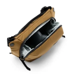 Peak Design Everyday Sling 3L V2 Coyote - Sac photo compact et polyvalent - Panajou